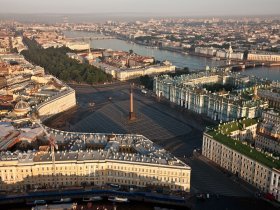 Фотография Дворцовой площади в Санкт-Петербурге ночью