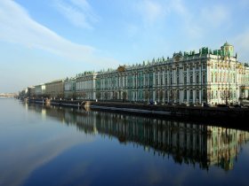 Панорама Дворцовой набережной в Санкт-Петербурге фото вида с реки